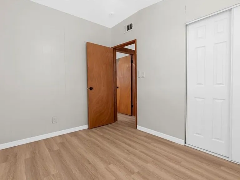 450 Davison Ave NE — Photo 9