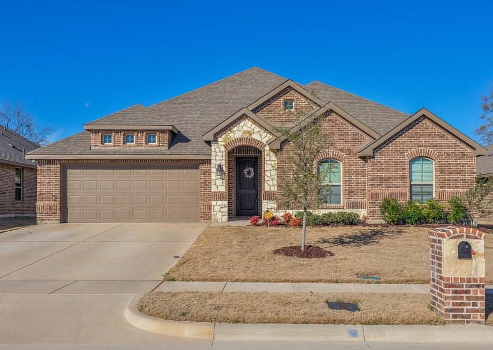 1st image of 905 Abbey Ln