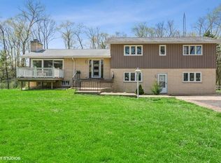 210 Brookhill Rd, Libertyville, IL 60048