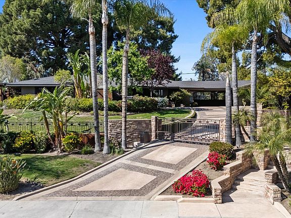 2nd image of 1812 Country Club Dr