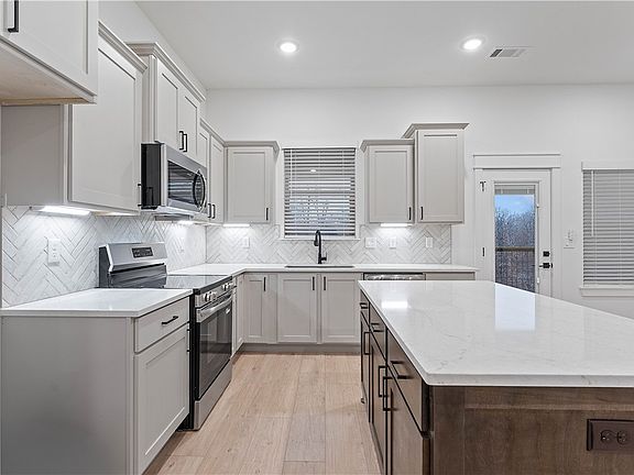 3rd image of 30 Duart Dr