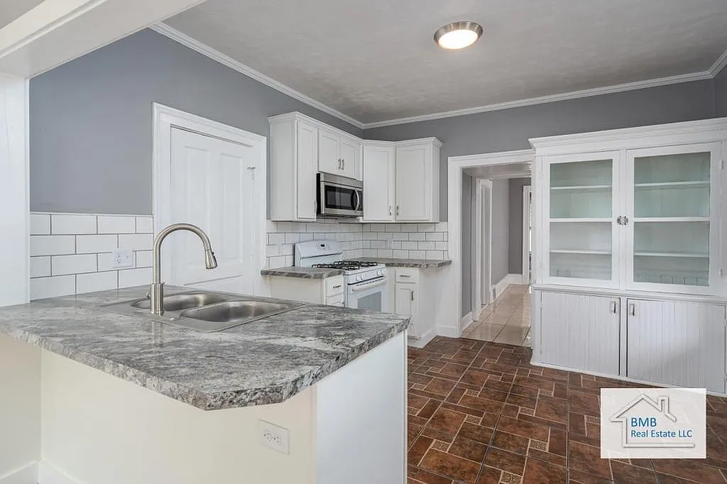 1136 Davis Ave NW — Photo 2