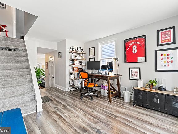 4th image of 12 E Burlington St