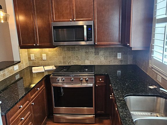 4th image of 521 Perimeter Walk