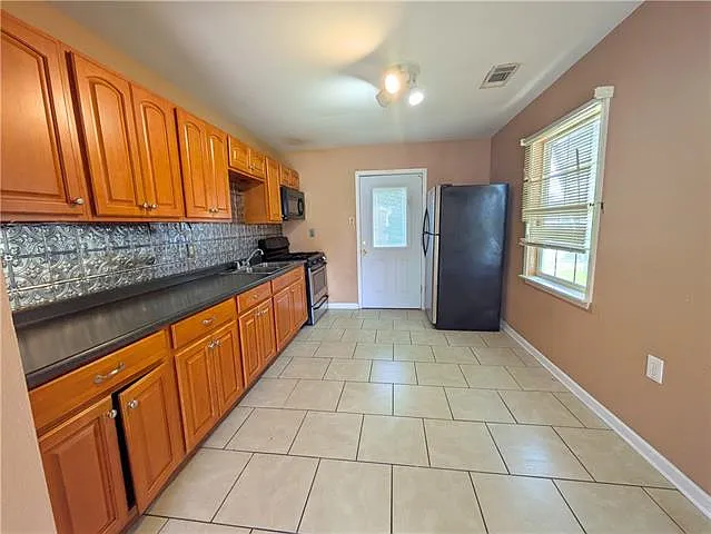 3 bed, 1.0 bath, 1125 sqft, $1,750 — Photo 4