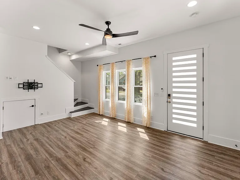 203 Nelson St — Photo 12