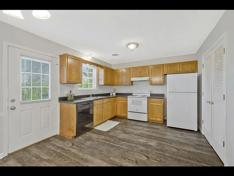 1515 Center Pointe Dr — Photo 4