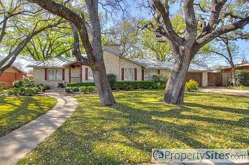 1st image of 122 Oakleaf Dr