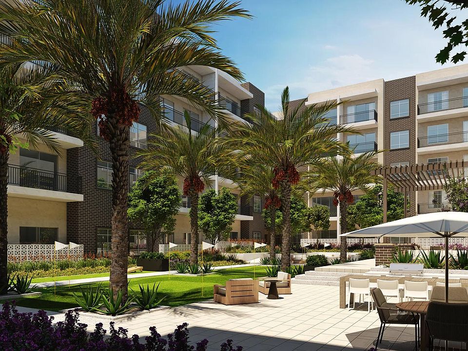 Practice your short game on our ten-hole putting green in Modera Kierland's lush landscaped courtyard.