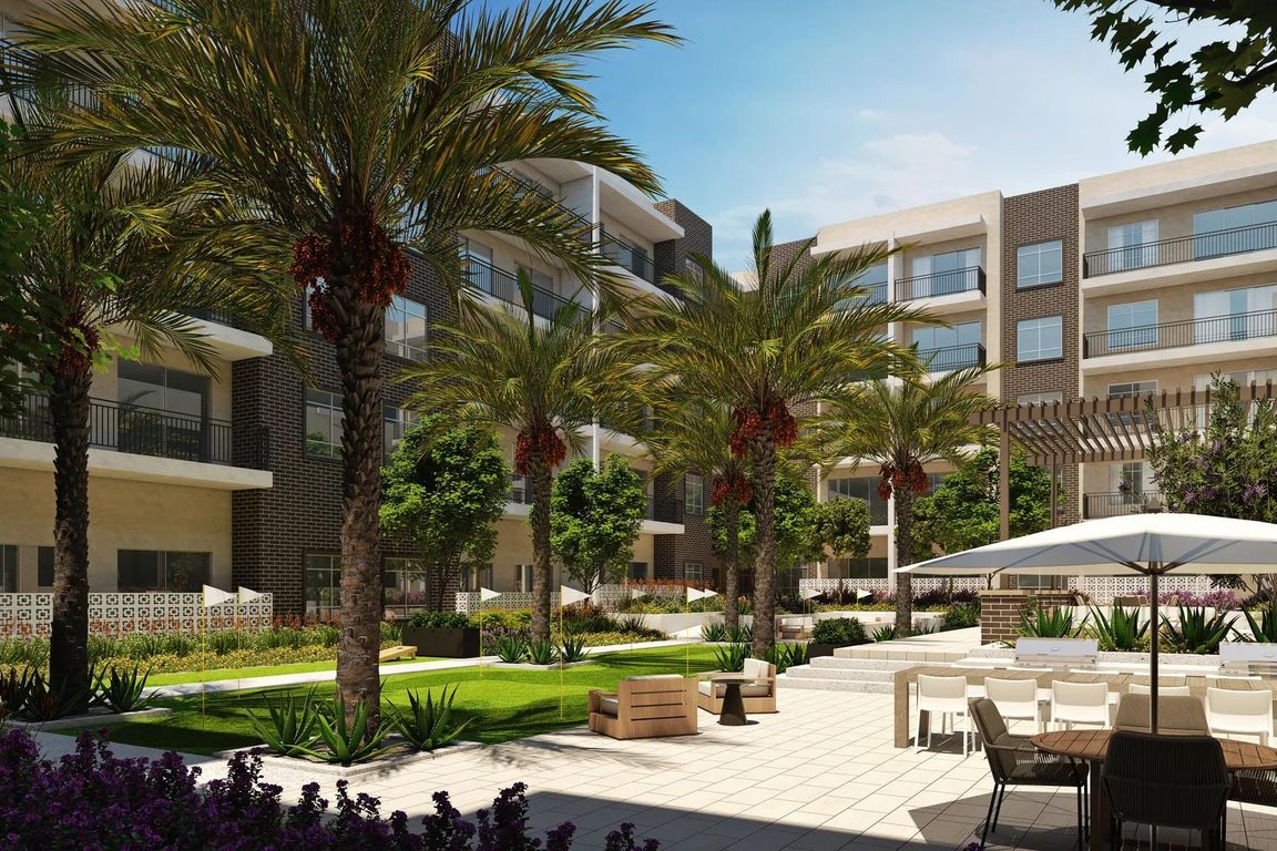 Practice your short game on our ten-hole putting green in Modera Kierland's lush landscaped courtyard.
