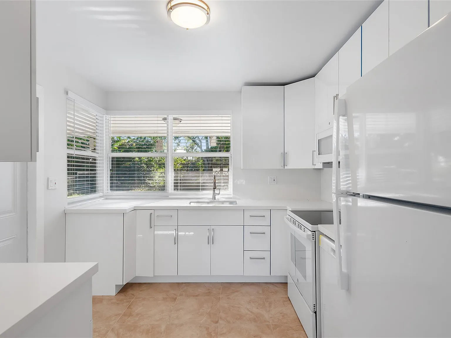 3 bed, 2.0 bath, 1296 sqft, $3,250 — Photo 4
