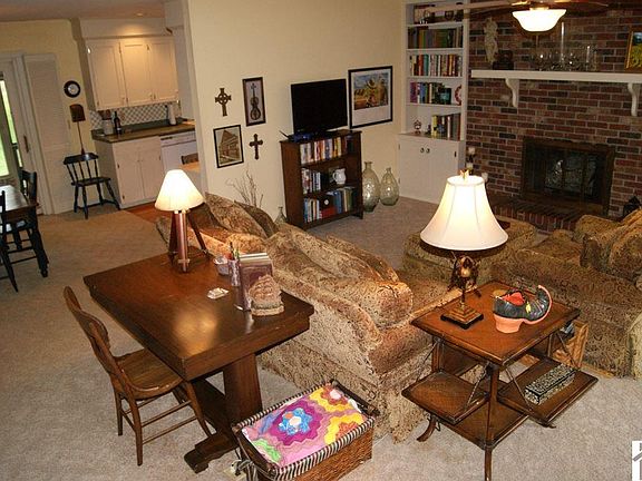 5th image of 185 King Richard Dr