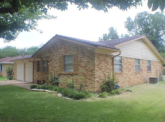 2nd image of 302 NW Jill Ann Dr