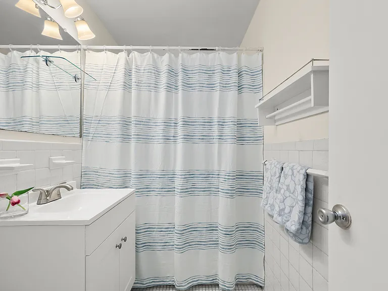 140 Grove St #4G — Photo 9