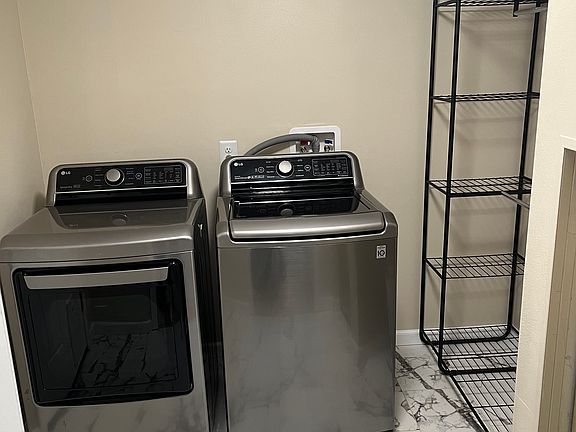 Laundry washer/dryer