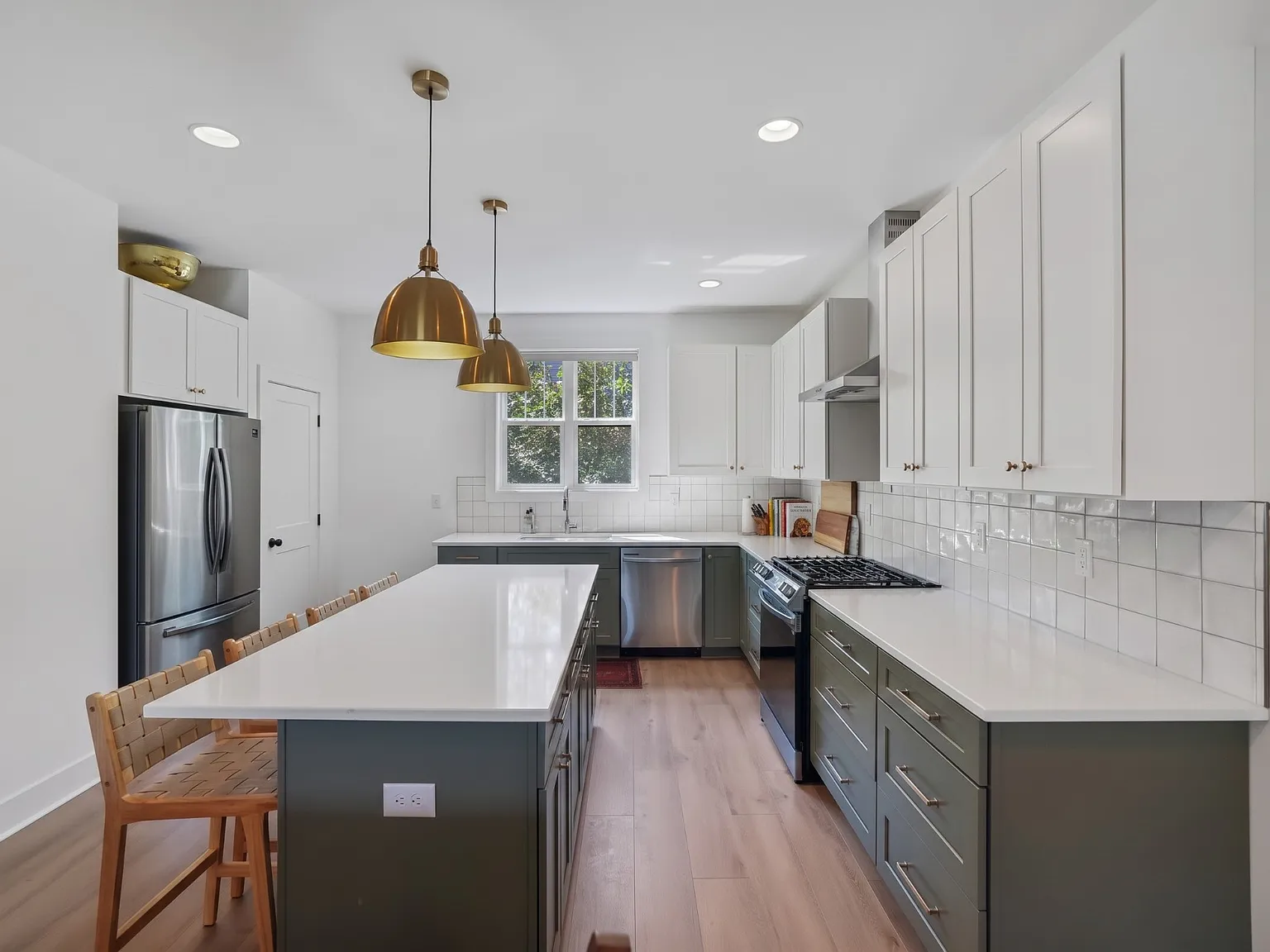 3 bed, 3.5 bath, 1897 sqft, $3,000 — Photo 1