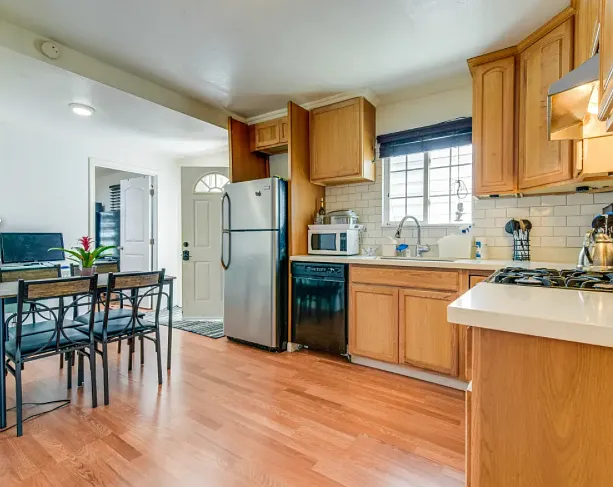 3 bed, 879 sqft, $4,500 — Photo 2