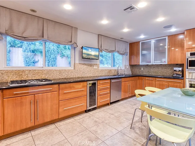 7796 Skyhill Dr — Photo 9