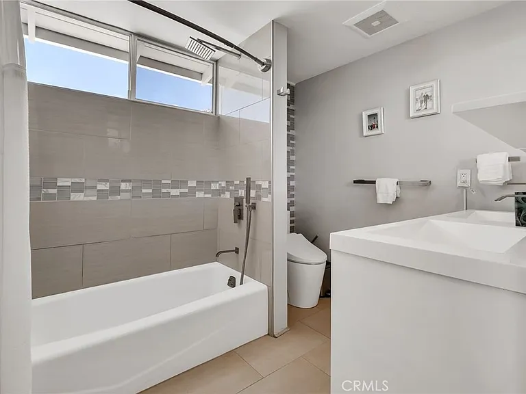 2324 W 37th St — Photo 24