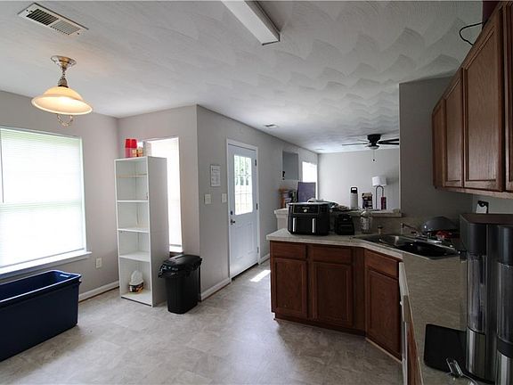 3rd image of 849 W 43rd St