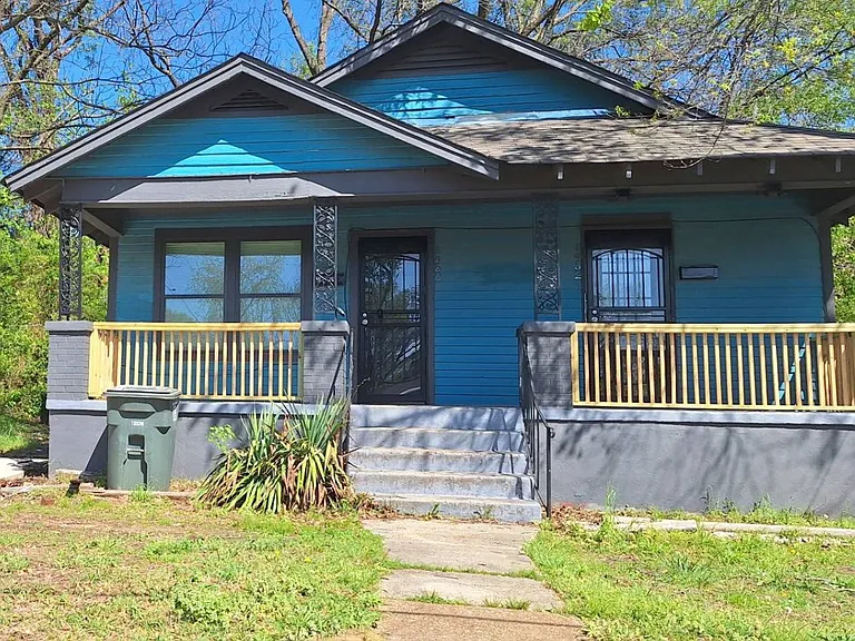 1452 Oaklawn St — Photo 2