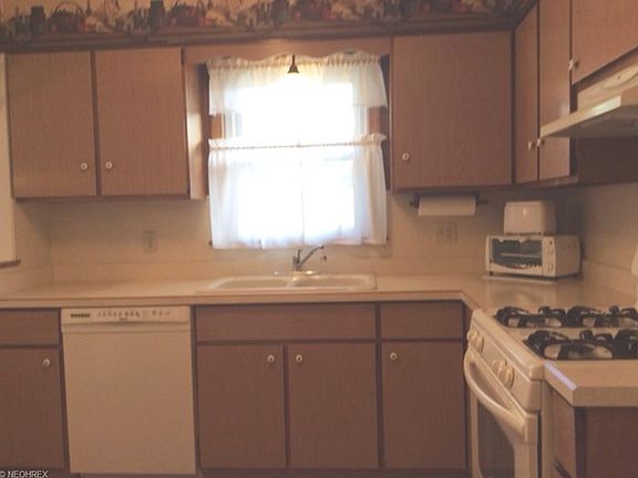 5th image of 4632 Pinegrove Ave