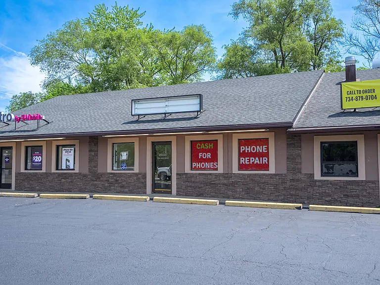 209 S Ford Blvd — Photo 1