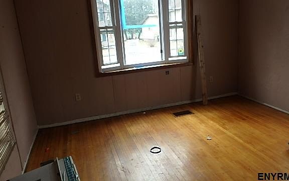 5th image of 53 1st St