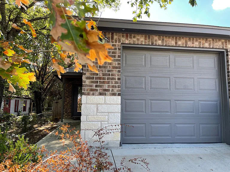 915 Rebecca Ln — Photo 18