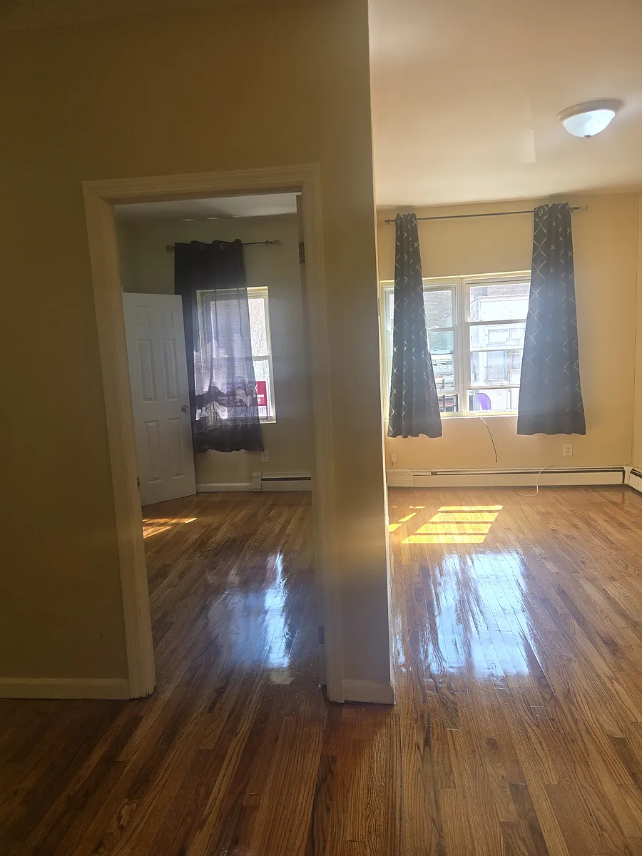 Building Photo - 1927 Crotona Ave #2B