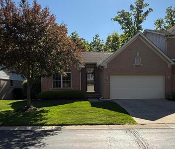 23664 W Lake Cir, Brownstown, MI, 48183