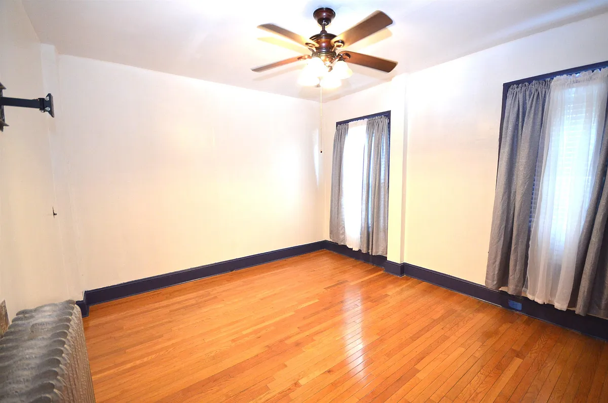 Building Photo - 572 E 25th St #1