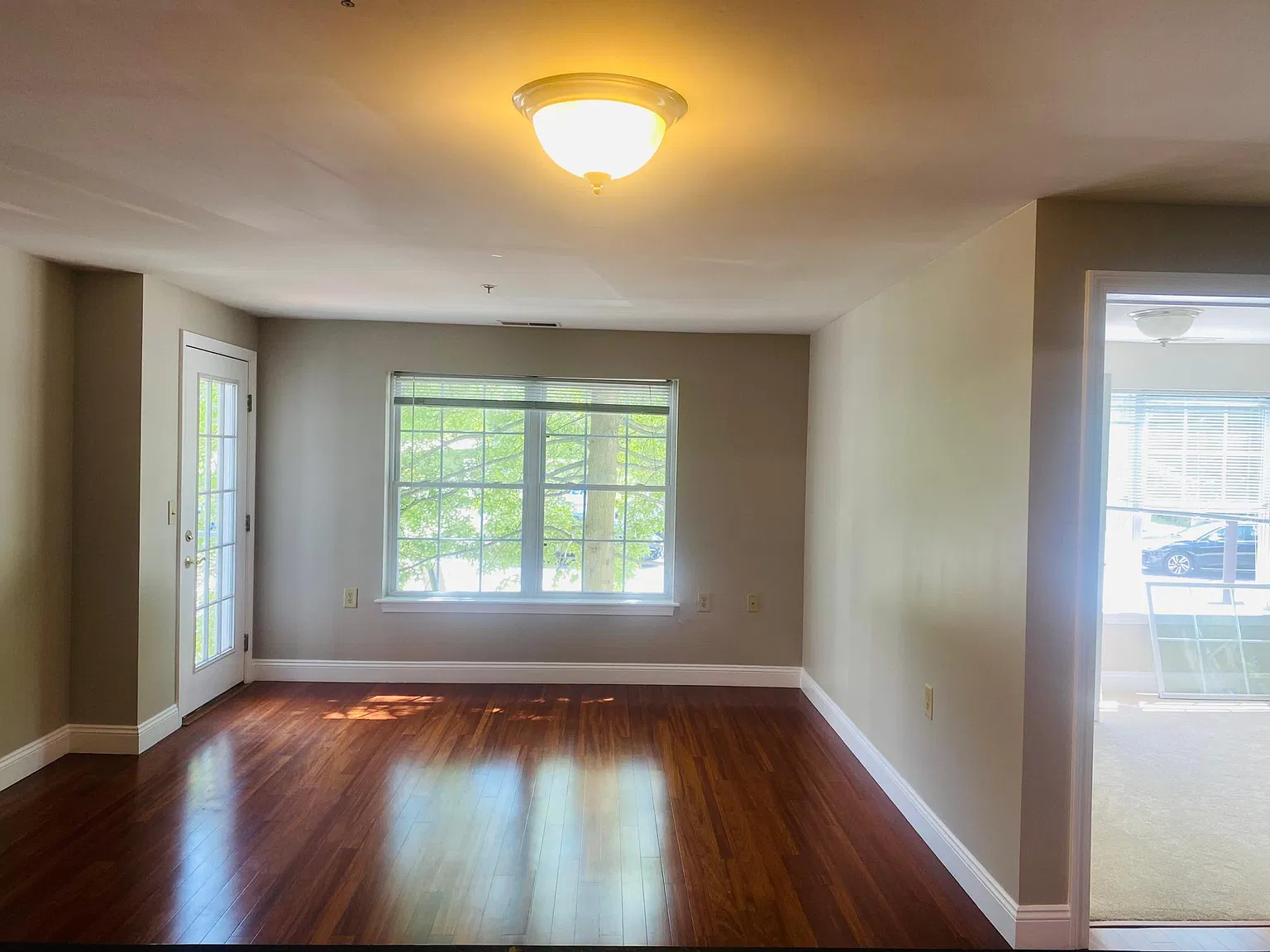 3 bed, 1000 sqft, $2,425 — Photo 2