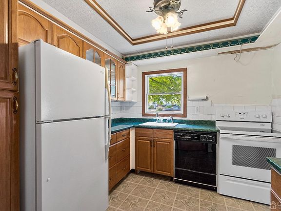 5th image of 4 Essex Ln