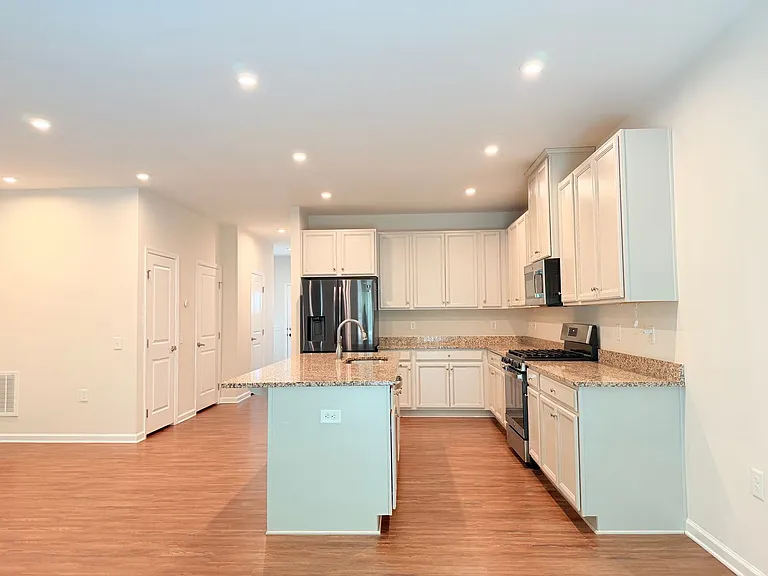 121 Capeside Ct — Photo 6