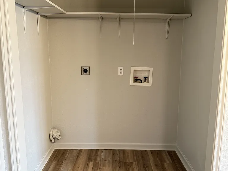 127 E Gilman Rd — Photo 3