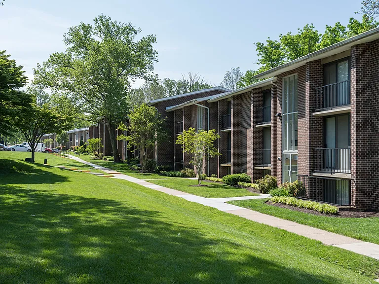 Hampton Manor Apartments & Townhomes — Photo 17