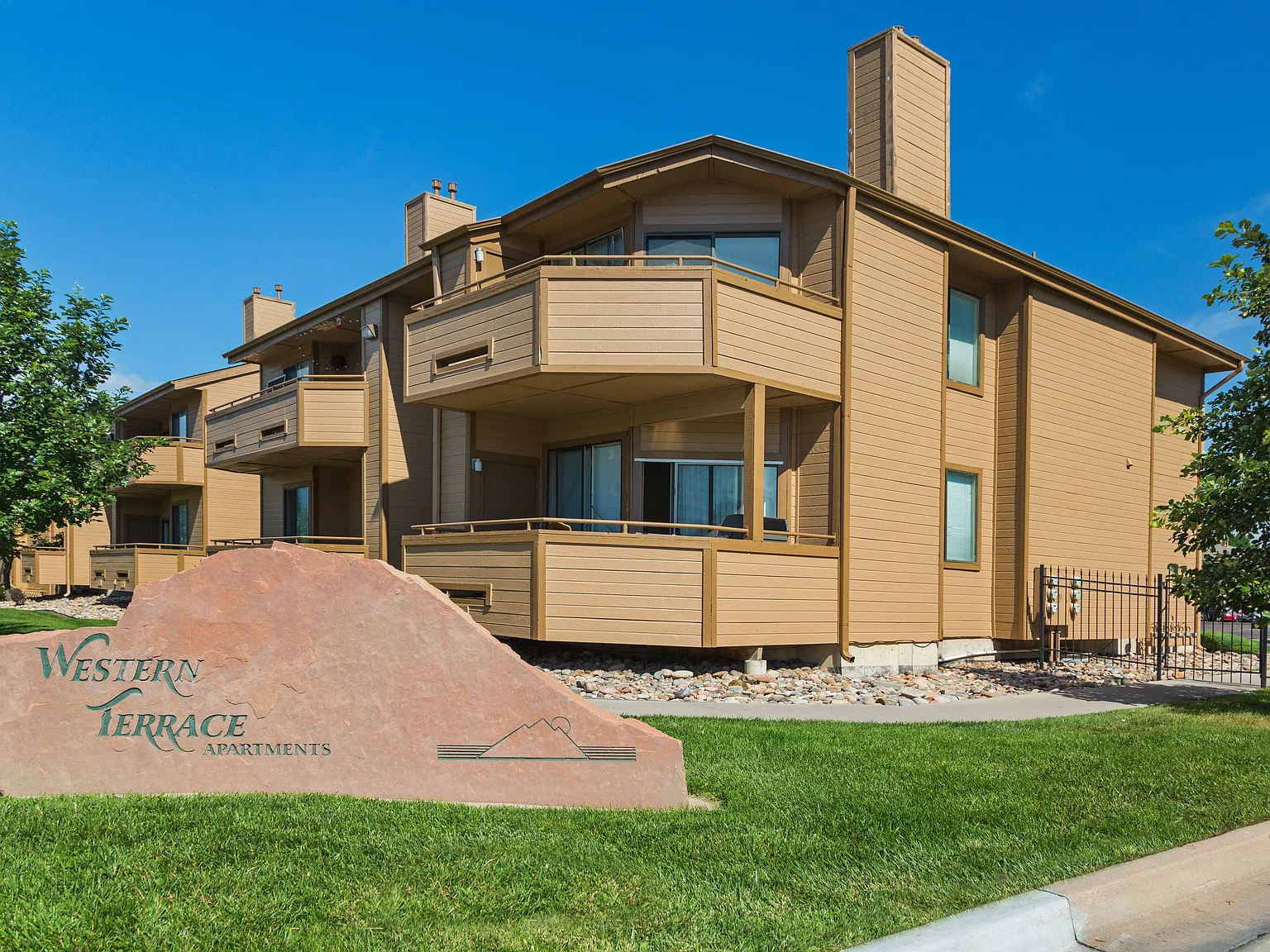Western Terrace Apartments — Photo 2