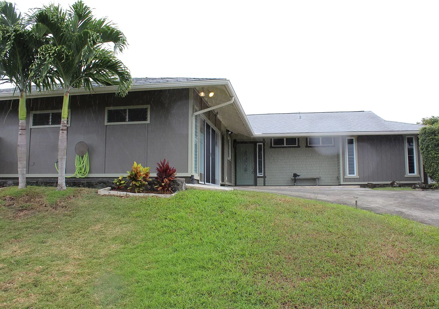 Spacious 3 Bed / 3 Bath Kaneohe Home - $4,850/mo - Available 12/1 — Photo 4