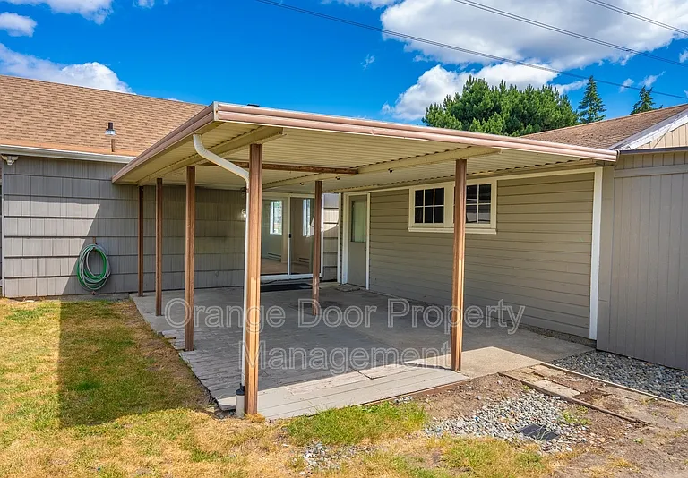 834 S 72nd St — Photo 31