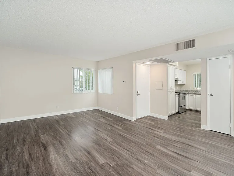 Lynwood Knolls — Photo 42