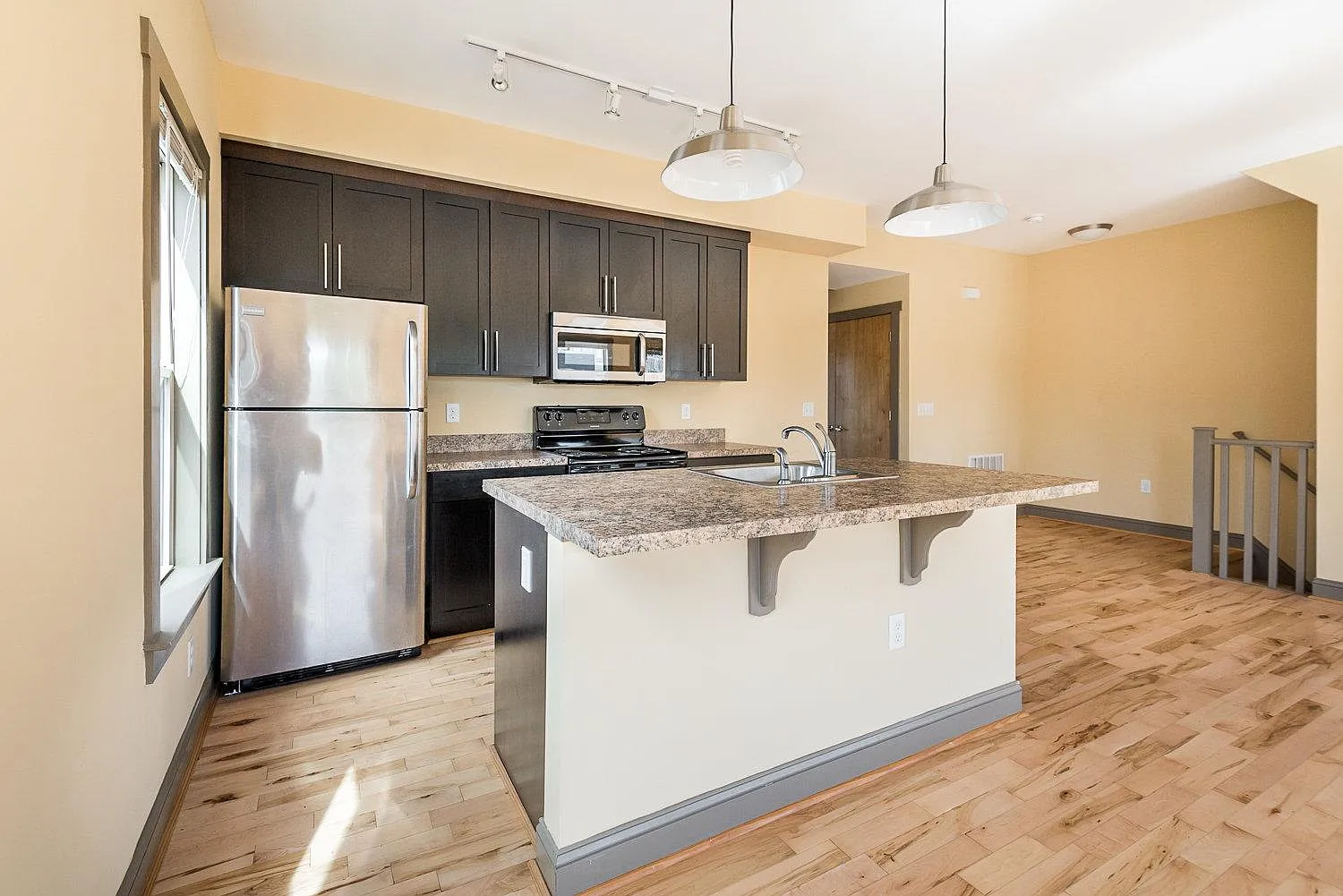 3 bed, 1690 sqft, $2,595 — Photo 3