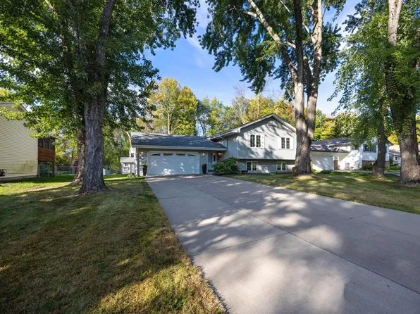6761 Maple Dr, Rockford, MN 55373