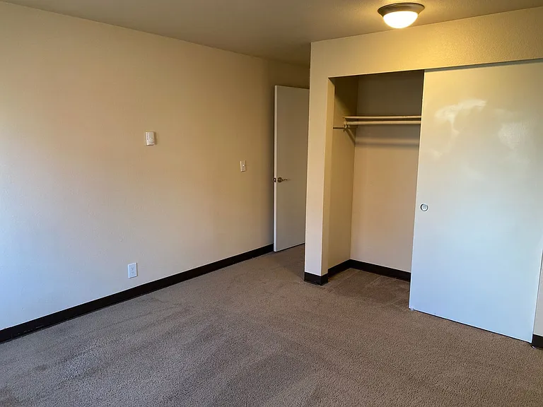 Hill House Apartments — Photo 14