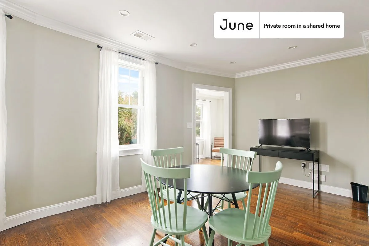 Full bedroom in 5 bed/1.5 bath home in Brighton #571 C — Photo 3