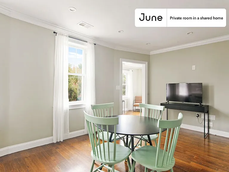 490 Washington St #C — Photo 3
