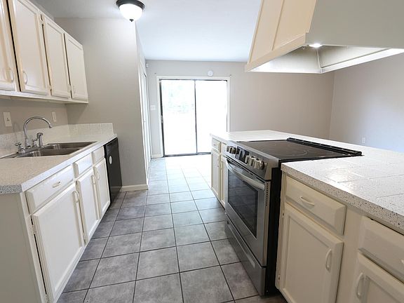 2nd image of 718 Circle Cove Dr