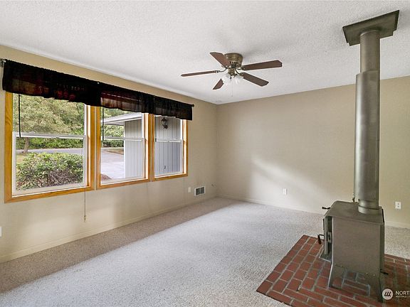 4th image of 1461 Emerald Court