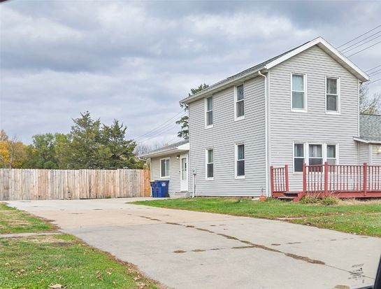 503 W 3rd St, Vinton, IA 52349