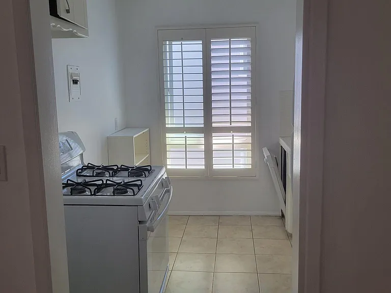 103 N Hayworth Ave — Photo 7